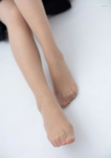 两女一指